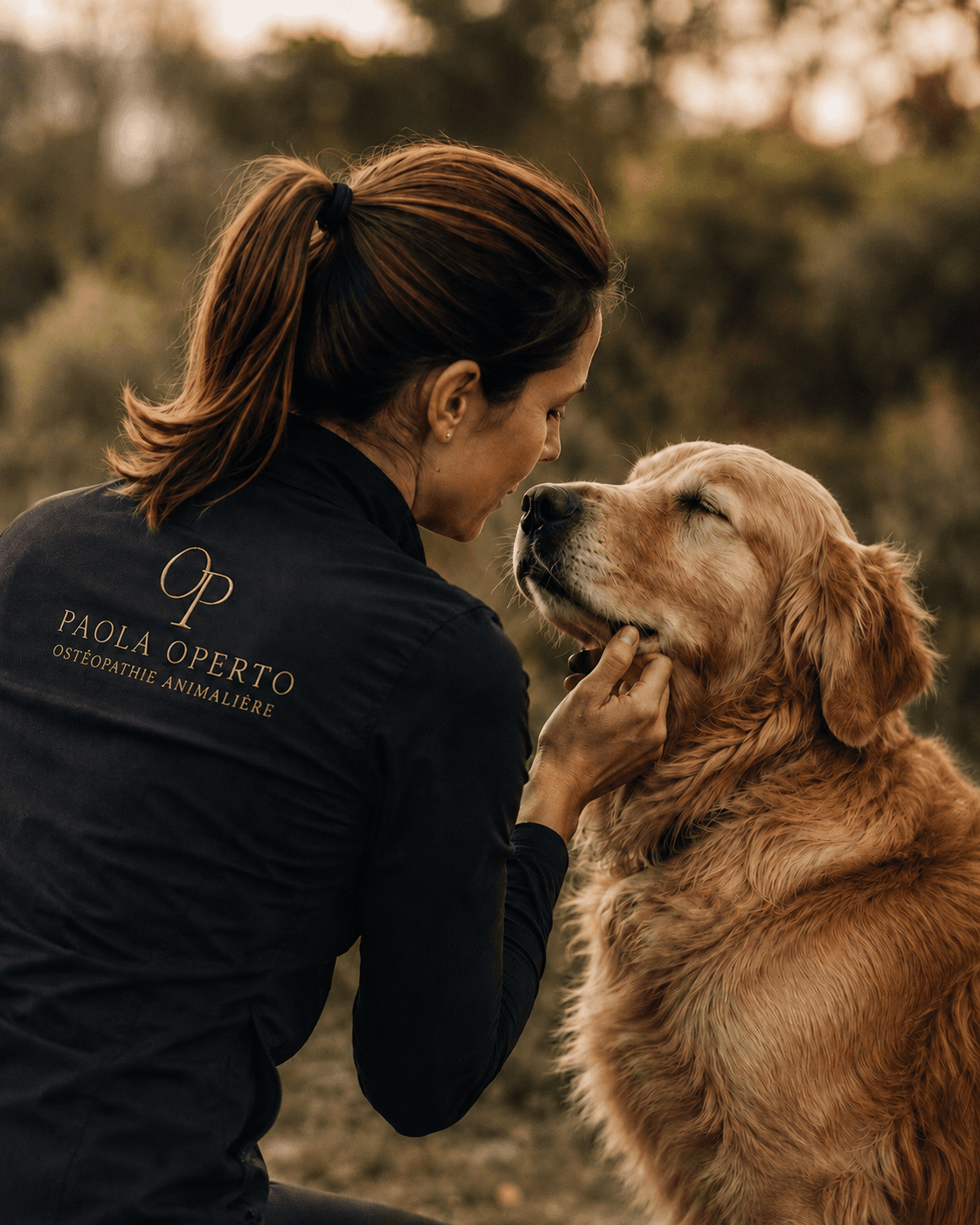 Paola Operto accompagnant un chien pendant une séance